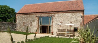 1 kingsize, 1 kingsize zip n link can be singles, 3 doubles, 1 twin, 2 travel cots