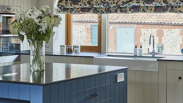 Comedor y isla de cocina