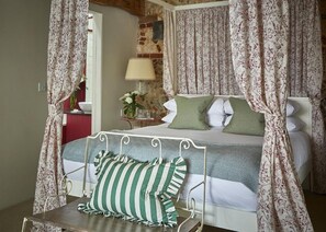 1 bedroom, iron/ironing board, free WiFi, bed sheets - 3 kingsize, 1 kingsize zip n link can be singles, 1 twin, 2 travel cots (North Barsham)