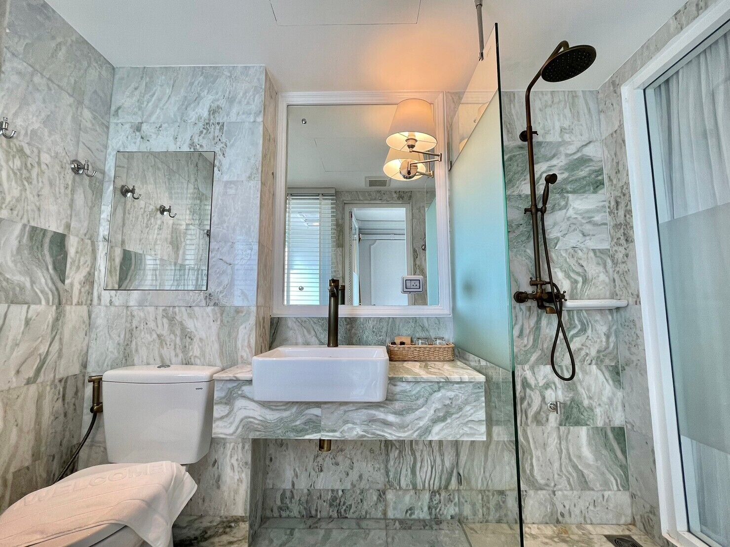 Deluxe Room | Bathroom | Shower, rainfall showerhead, free toiletries, hair dryer