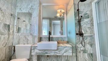 Deluxe Room | Bathroom | Shower, rainfall showerhead, free toiletries, hair dryer