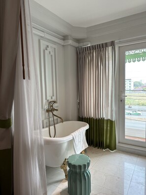 Chambre Deluxe avec lits jumeaux | Salle de bain | Douche, douche à « effet pluie », articles de toilette gratuits