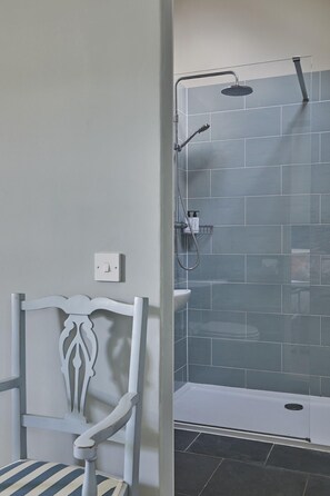 Bathroom - 1 king 4 poster, 1 king zip n link, can be singles (North Barsham)
