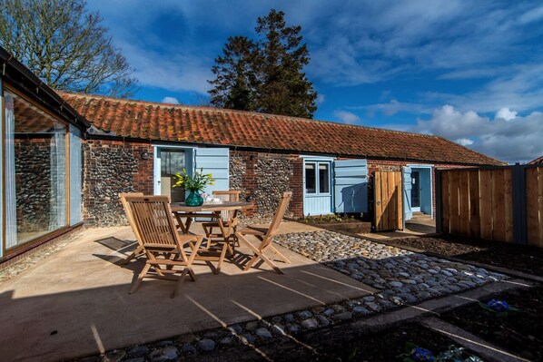 Outdoor dining - Cosy retreat for 4 guests (North Barsham)