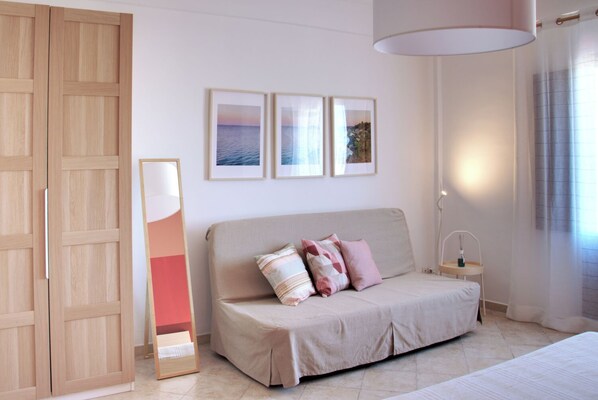 5 bedrooms, desk, iron/ironing board, travel cot