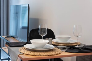 Basic-íbúð | Einkaeldhús | Ísskápur, örbylgjuofn, pottar/pönnur/diskar/hnífapör