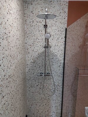 Ducha, secador de pelo, toallas, jabón