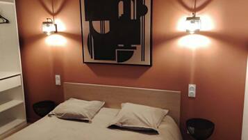 1 slaapkamer, een strijkplank/strijkijzer, reisbedje, gratis wifi