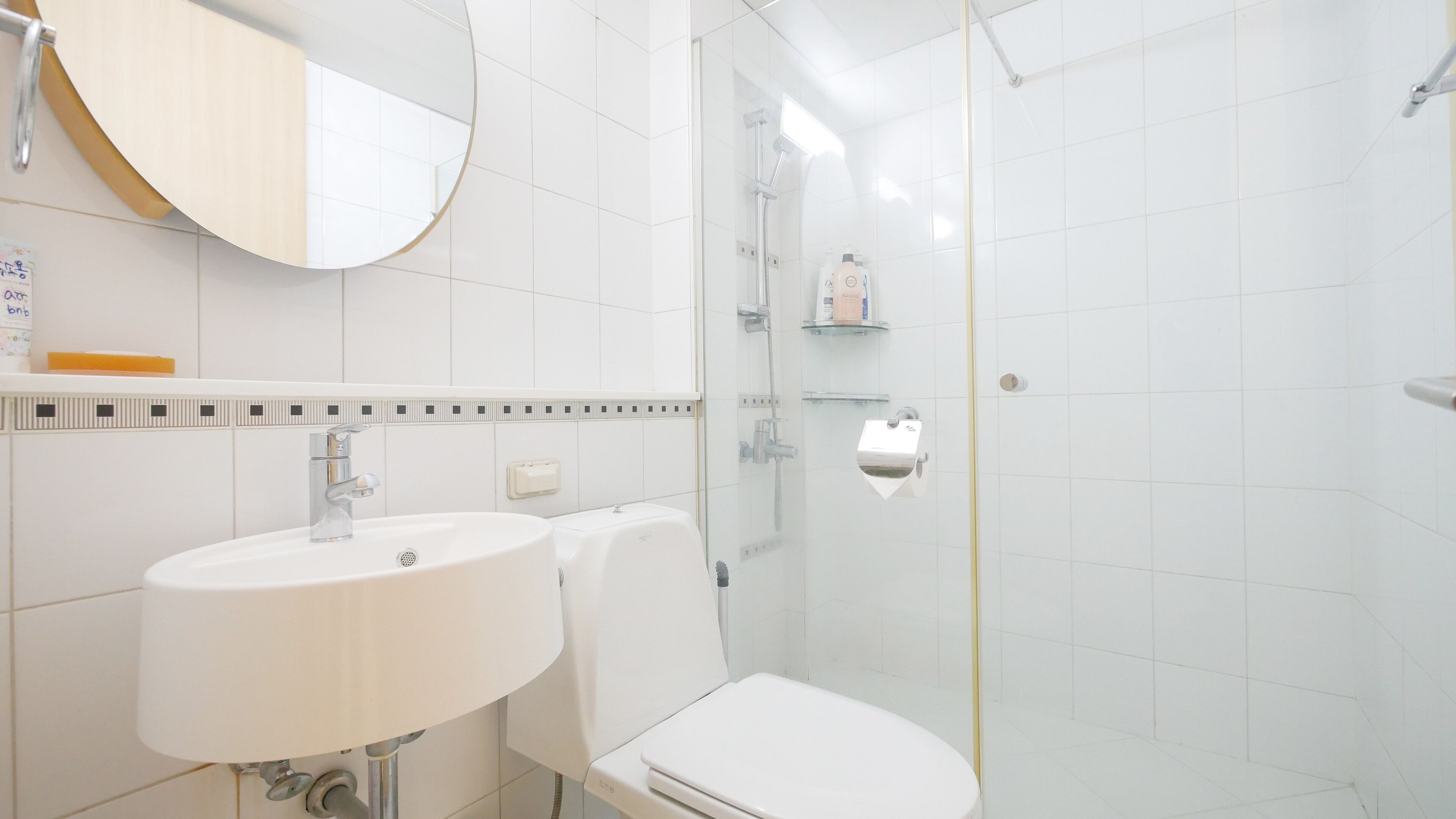 Regadera, secadora de cabello, toallas, jabón 