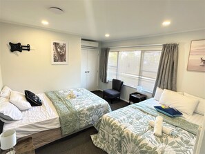 4 slaapkamers, een strijkplank/strijkijzer, gratis wifi, beddengoed