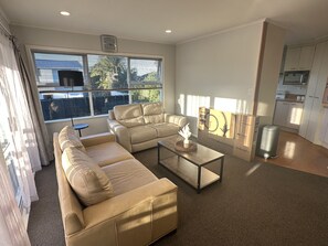 Smart TV, books - Relax Near Auckland City & Enjoy (Auckland)