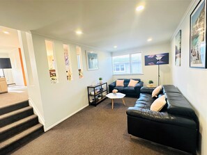 Smart TV, books - Relax Near Auckland City & Enjoy (Auckland)