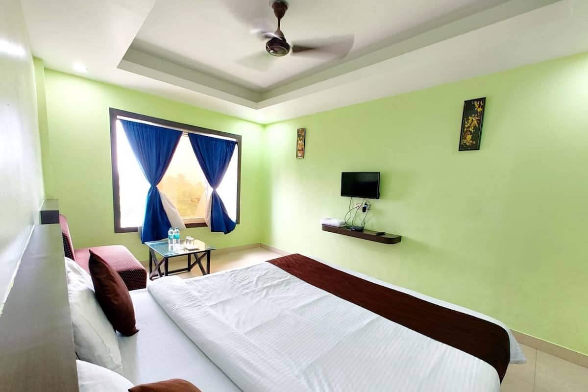 Deluxe Double Room, City View | Soundproofing, free WiFi, bed sheets