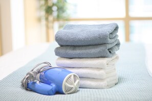 Dusche, Haartrockner, Handtücher, Seife