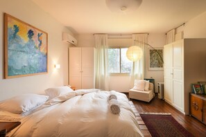 3 bedrooms, desk, laptop workspace, cots/infant beds - Country Yard Villa in Yaffe Nof Maalot (Ma'alot - Tarshiha)