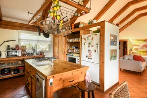 Fridge, microwave, oven, stovetop - Country Yard Villa in Yaffe Nof Maalot (Ma'alot - Tarshiha)