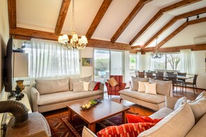 55-inch Smart TV with cable channels, TV - Country Yard Villa in Yaffe Nof Maalot (Ma'alot - Tarshiha)