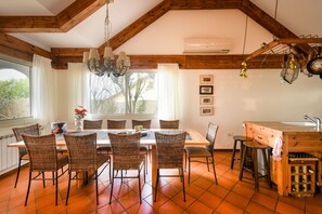 Family dining - Country Yard Villa in Yaffe Nof Maalot (Ma'alot - Tarshiha)