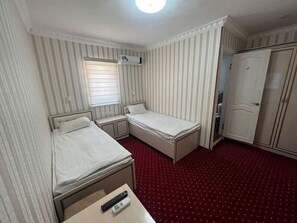 Standard-Zweibettzimmer | Schreibtisch, schallisolierte Zimmer, kostenloses WLAN