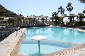 Outdoor pool - Comfort Suites (Golem)