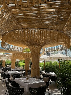 Restaurant - Comfort Suites (Golem)