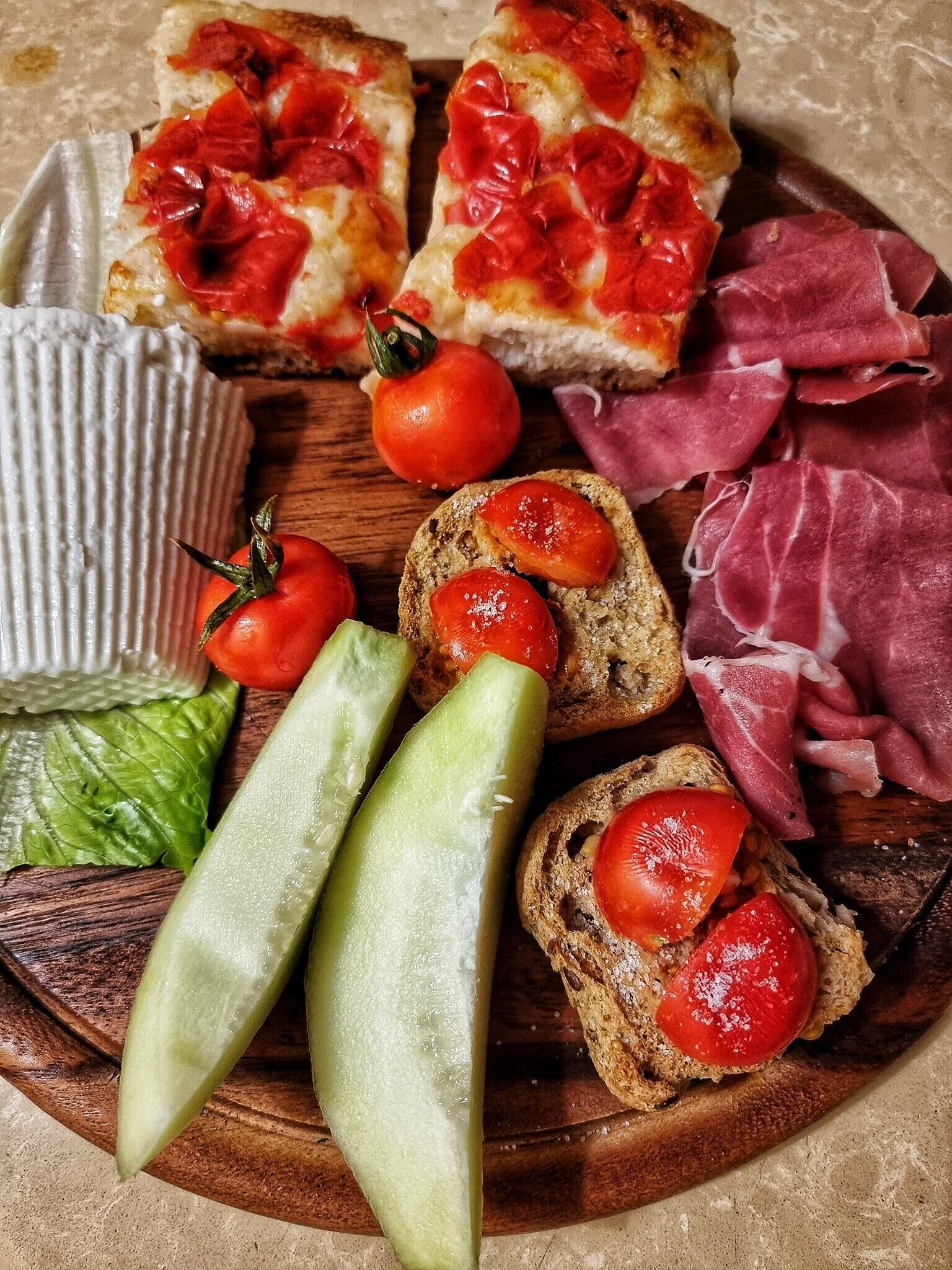 Tägliches kontinentales Frühstück (6 EUR pro Person)