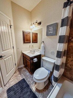 Sèche-cheveux, serviettes fournies, savon, papier toilette