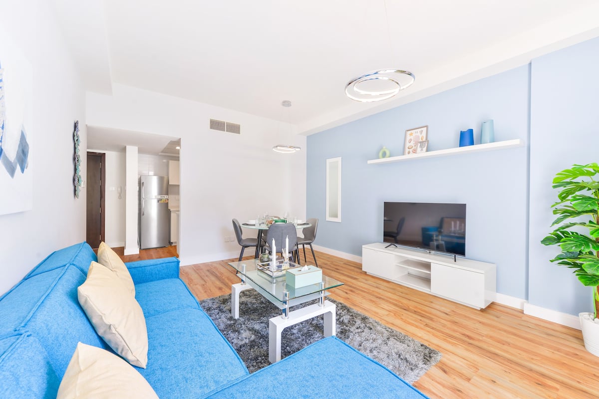 Luxury Apartment | Ruang tamu | 50 inci sebuah televisyen pintar dengan kabel, TV 