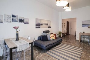 TV, bøker og stereoanlegg