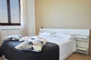 3 室のベッドルーム、ベッドシーツ、車椅子でアクセスできる設備