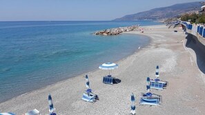 Private beach, beach umbrellas - hotel sea garden (Acquappesa)