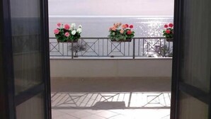 Un balcon doté d’un sol carrelé et de jardinières.
