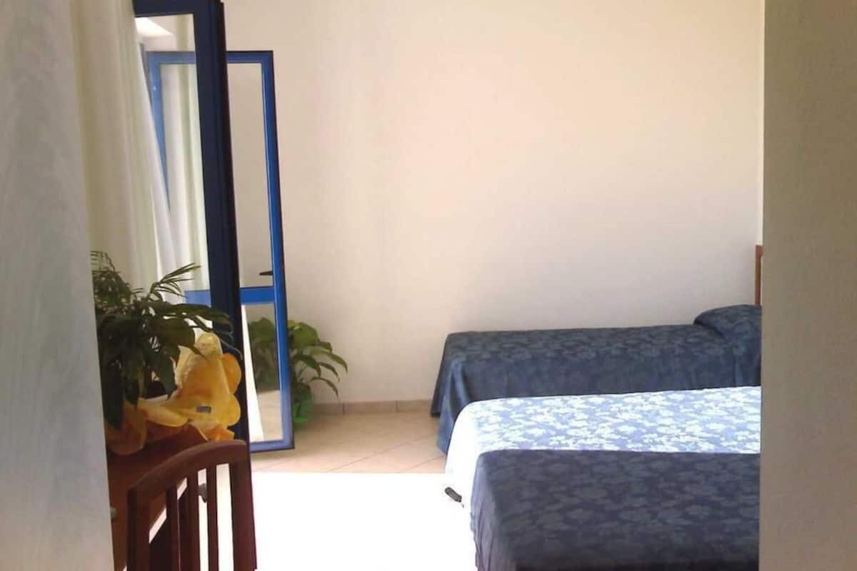 Standaard driepersoonskamer | Babybedden, gratis wifi, beddengoed
