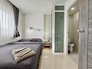 2 chambres, bureau, fer et planche Ă repasser, lit parapluie