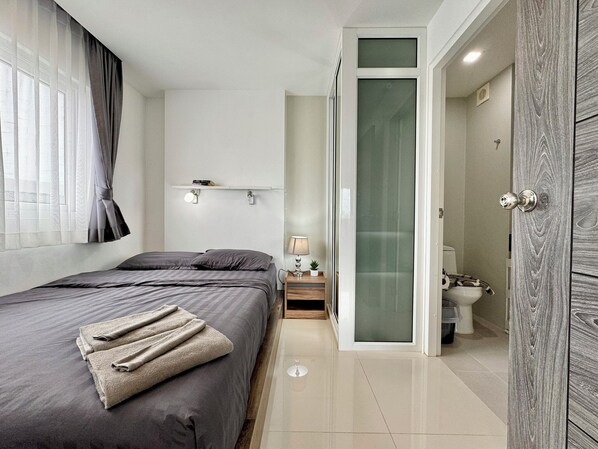 2 chambres, bureau, fer et planche Ă repasser, lit parapluie