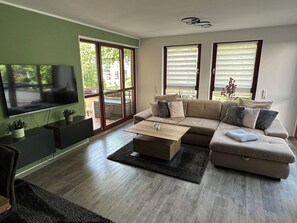 TV - Quiet apartment close to the city Taucha/Leipzig terrace/garden and balcony 2x bathroom/toilet (Taucha)