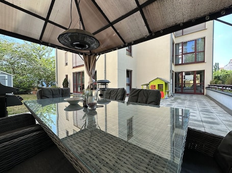 Speisen im Freien. Stadtnahe ruhige FeWo Taucha/Leipzig Terrasse/Garten und Balkon 2x Bad/Toilette