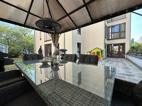 Outdoor dining - Quiet apartment close to the city Taucha/Leipzig terrace/garden and balcony 2x bathroom/toilet (Taucha)