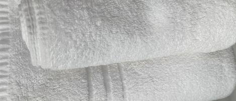 Primer pla d'un teixit blanc amb textura, probablement una tovallola o una manta.