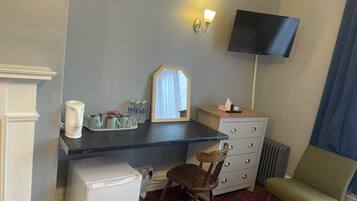 Superior Suite, Ensuite | Desk, laptop workspace, iron/ironing board, free WiFi