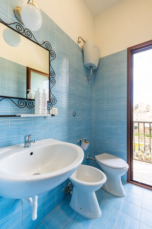 Appartamento Basic | Bagno | Doccia, set di cortesia gratuito, asciugacapelli, bidet