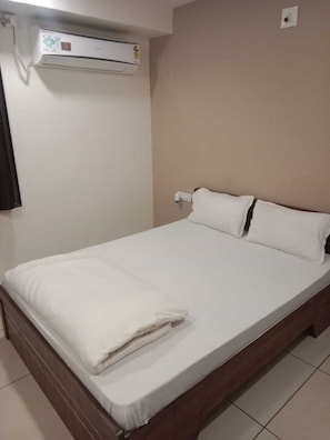 Deluxe Double Room | Desk, free WiFi - Hotel Shreeji's (Gandhinagar)