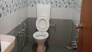 Habitación Deluxe doble | Baño | Zapatillas y toallas