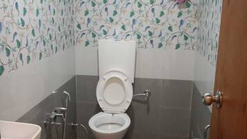 Deluxe Double Room | Bathroom | Slippers, towels