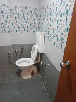 Habitación doble Deluxe | Baño | Pantuflas y toallas 