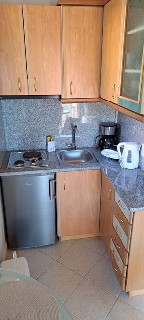 Kühlschrank, Herdplatte, Wasserkocher mit Kaffee-/Teezubehör
