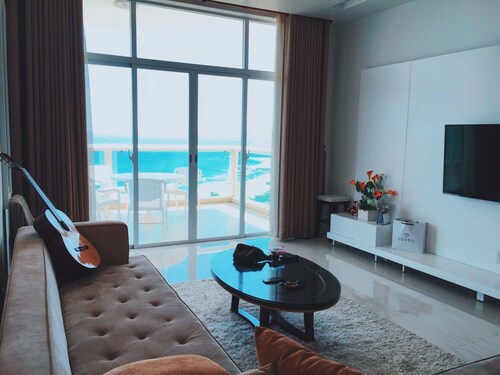 Ocean view 3BR apartment - 5 mins from the beach!