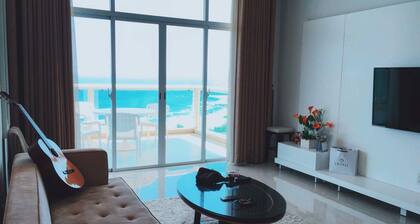 Ocean view 3BR apartment - 5 mins from the beach!