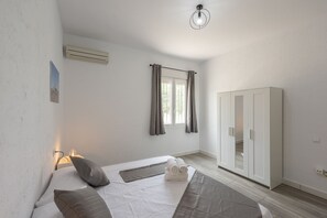 4 bedrooms, iron/ironing board, travel cot, free WiFi