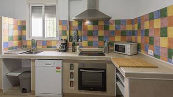 Jääkaappi, mikroaaltouuni, uuni, liesi